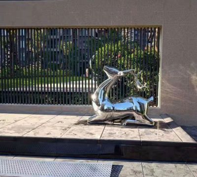 抬頭跪地鹿雕塑，地產(chǎn)售樓部鏡面不銹鋼鹿動物擺件